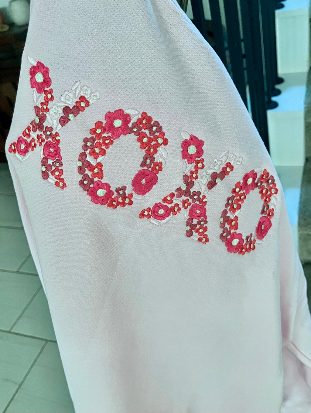 XOXO Floral Embroidered Valentine’s Day Crewneck Sweatshirt – Light Pink Cozy Gift