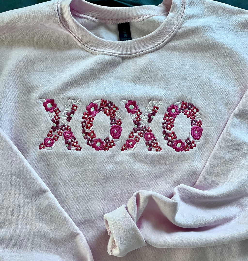 XOXO Floral Embroidered Valentine’s Day Crewneck Sweatshirt – Light Pink Cozy Gift