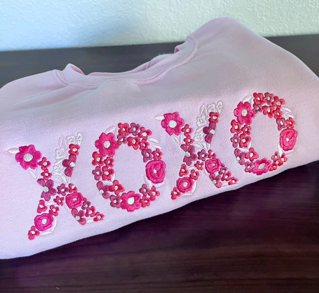 XOXO Floral Embroidered Valentine’s Day Crewneck Sweatshirt – Light Pink Cozy Gift