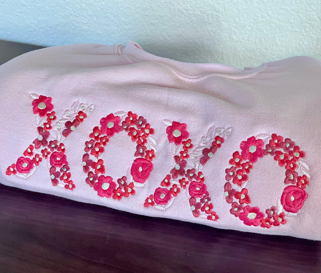 XOXO Floral Embroidered Valentine’s Day Crewneck Sweatshirt – Light Pink Cozy Gift